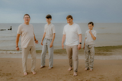 Familienfotograf Usedom – natürliche Kinderbilder beim Spielen am Strand von Heringsdorf, Teil eines Familienshootings.