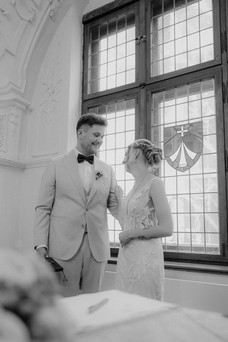 Pärchen freut sich bei ihrer standesamtlichen Trauung. Lachen losgelöst und herzlich. Fotograf begleitet Hochzeit in Stralsund. 