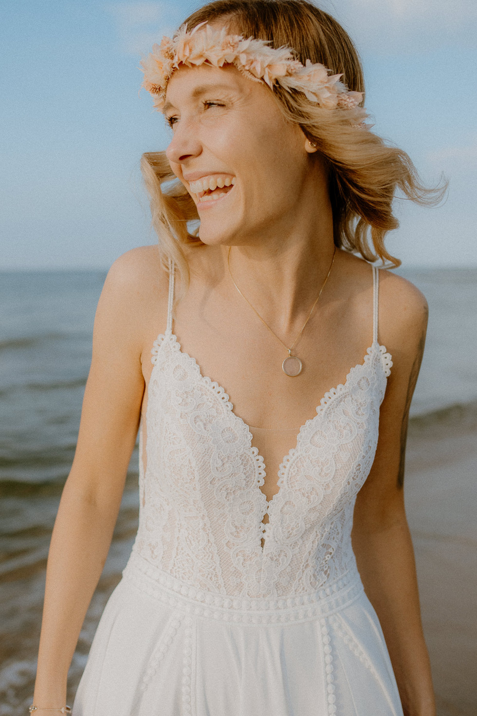 Brautpaar-Shooting auf Fischland-Darß: Ein Paar tanzt frei und leicht am Strand