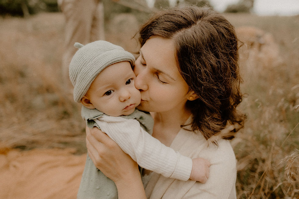 liebevolles Familienshooting in der Natur in Greifswald – Fotograf für Familienfotos in Anklam – Fotoshooting mit Baby in Wolgast – Familienfotos ganz natürlich bei Greifswald – ungestellte Familienfotografie in Greifswald und Umgebung – Fotoshooting als Familie in Lubmin am Strand – gefühlvolles Naturshooting mit deiner Familie in Neustrelitz