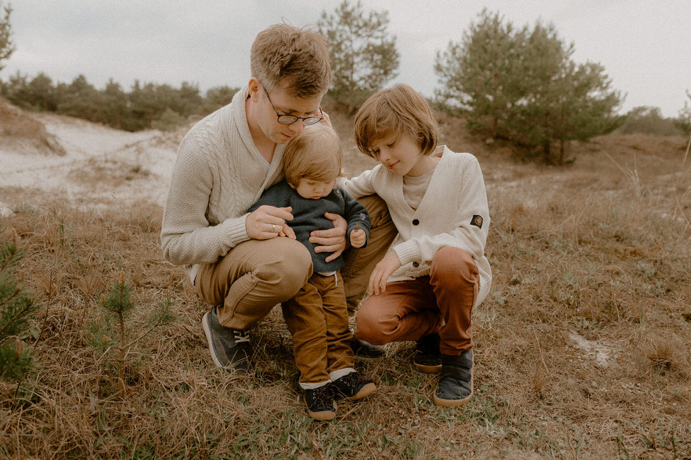 Familienfotograf in Prerow - liebevolles Familienshooting am Strand in Prerow – Fotograf für Familienfotos in Ahrenshoop – Fotoshooting mit Kinder in Wustrow – Familienfotos ganz natürlich bei Prerow – ungestellte Familienfotografie auf Fischland Darss – Fotoshooting als Familie in Zingst am Strand – gefühlvolles Naturshooting mit deiner Familie in Graal Müritz