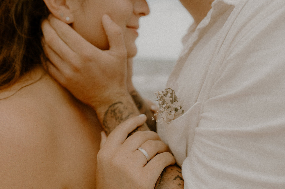 Pärchen hält sich liebevoll am Ostseestrand auf Rügen fest. Paarfotos von einer herzlichen Fotografin auf Rügen.