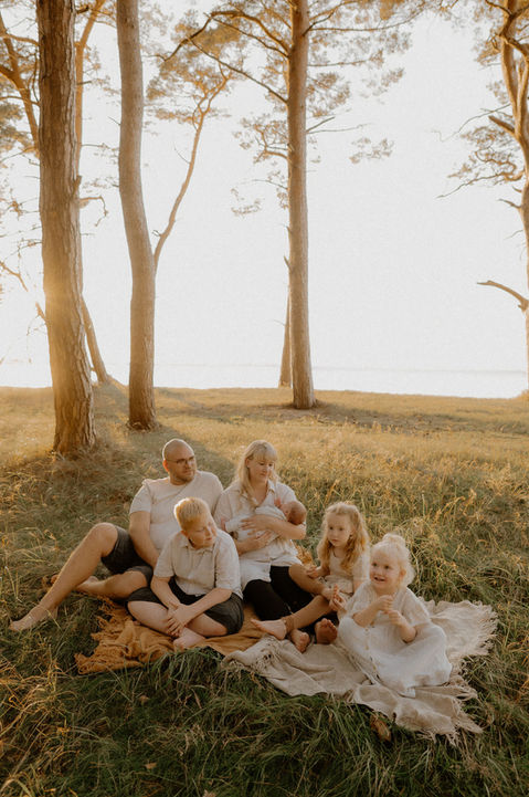 Ein sonniges Babyshooting in Neukalen, bei dem die Familie unter alten Eichen in der Natur die Zeit mit ihrem Baby genießt.