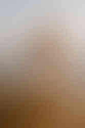 Fotoshooting Inselsee Güstrow : Mädchen im Kleid spielt im Wasser, wirkt glücklich.