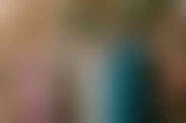 Hochzeitsshooting in Stralsund. Braut lacht ausgelassen mit ihren Brautjungfern. Authentisches Gruppenfoto am Hochzeitstag in Stralsund. 