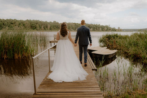 Hochzeitsfotograf in Wismar und Umgebung. Paarshooting am Abend bei auf einem Steg am See nahe Wismar.
