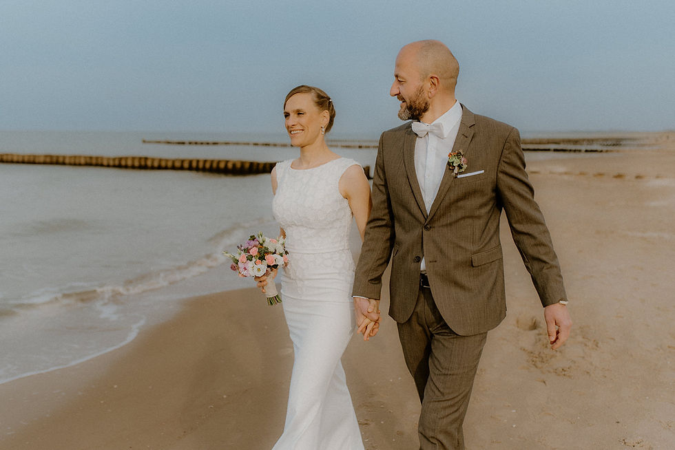 Liebvolles Brautpaarshooting am Strand in Ahrenshoop - Fotograf begleitet Trauung im Künstlerquartier Seezeichen auf Fischland Darß - Hochzeitsshooting am Darßer Ostseestrand