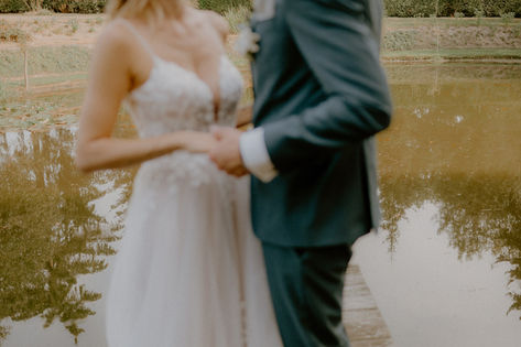 Romantisches Paarshooting am See im Schloss Krugsdorf. Ich begleite Hochzeiten zu Zweit oder mit euren Liebsten in Pasewalk und Umgebung.