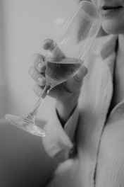 Hochzeitsfotografie im A-Rosa in Binz – Fotograf für freie Trauung auf Rügen – Hochzeitsfotograf im Müther Turm in Binz – Begleitung eurer standesamtlichen Trauung in Binz – Hochzeitsfotografie auf Seebrücke Sellin – Heiraten im Schinkelturm Kap Arkona – Fotograf Hochzeit im Vju Hotel Göhren – Monique ist Hochzeitsfotografin an der Ostsee
