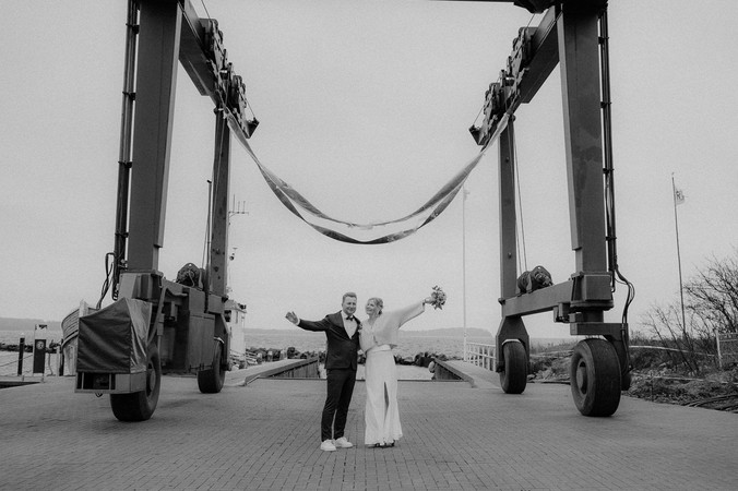 Brautpaar feiert ihre Hochzeit in Schwerin! Besondere Paarportraits am Hafen in Schwerin.