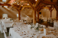 Festlich dekorierte Hochzeitslocation in Timmendorfer Strand. Hochzeitsfotograf hält Details am Hochzeitstag liebevoll fest.