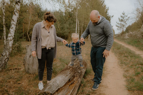 Authentische Familienfotografie in Rostock. Bei einem Fotoshooting an der Warnow in Rostock, entdeckt eine kleine Familie die Natur mit ihrem Sohn.