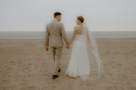 Gefühlvolles After Wedding Fotoshooting auf Insel Usedom. Pärchen verbringt Zweisamkeit am Strand von Heringsdorf.