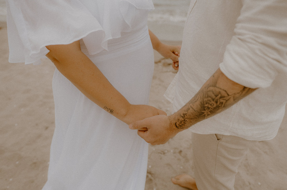 Verliebtes Paar spaziert Händchen haltend am Strand auf Rügen - festgehalten von einer liebevollen Fotografin an der Ostsee!