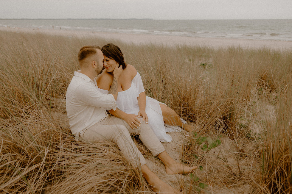 romantisches Paarshooting in Glowe am Strand - Pärchen sitzt am Ostseestrand in den Dünen - die Ostsee als Fotoshooting Kulisse.