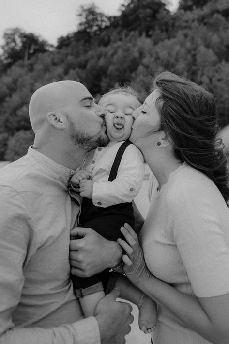 Familienshooting an der Steilküste in Rostock. Eltern kuscheln liebevoll mit ihrem Sohn.