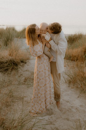 Echte Augenblicke als Familie in Bansin – ein Fotoshooting als Erinnerung – Ostseeurlaub auf Usedom – Fotograf begleitet Familien beim Fotoshooting in Peenemünde – einfühlsamer Fotograf auf Usedom – herzliche Familienbilder im Sonnenuntergang Karlshagen