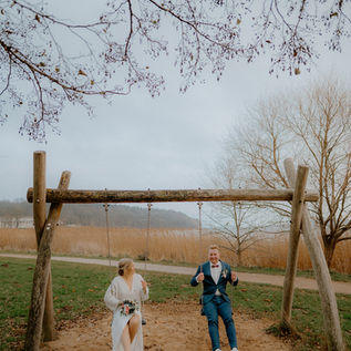 Winterliche Dezember-Hochzeit in Lauterbach auf Rügen. Euch erwarten authentische Paarfotos voller Liebe und Nähe! Bucht mich in Putbus und Umgebung. 