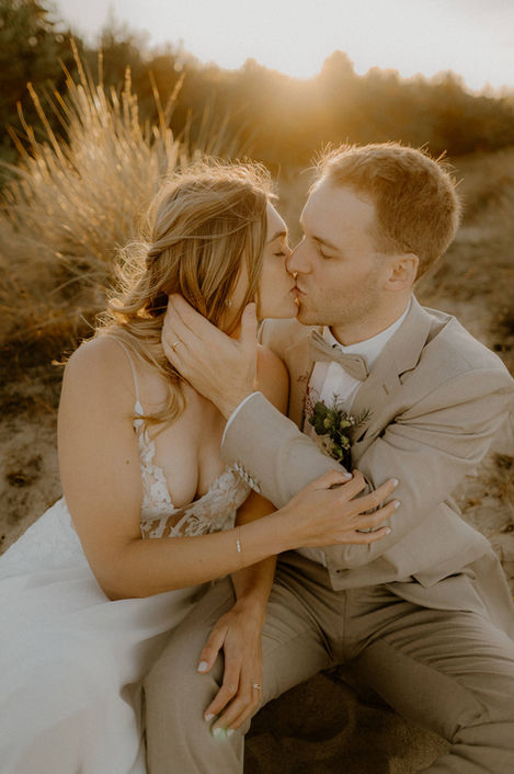 Ein inniger Kuss zwischen einem verliebten Pärchen im Sonnenuntergang in Baabe. Bucht hier euer After Wedding Shooting auf Rügen.