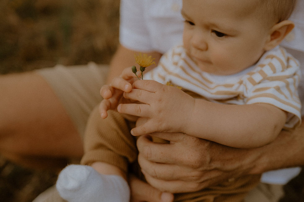 Babyfotos in Franzburg : Mama hält ihr warm gekleidetes Baby im Arm.
