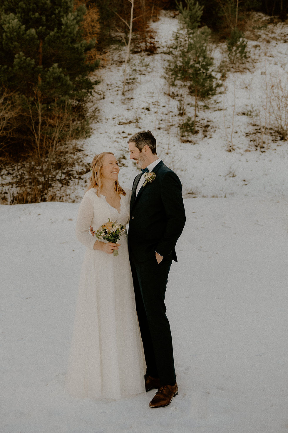 Lockeres Paarshooting in Sellin : Brautpaar lacht sich authentisch an.