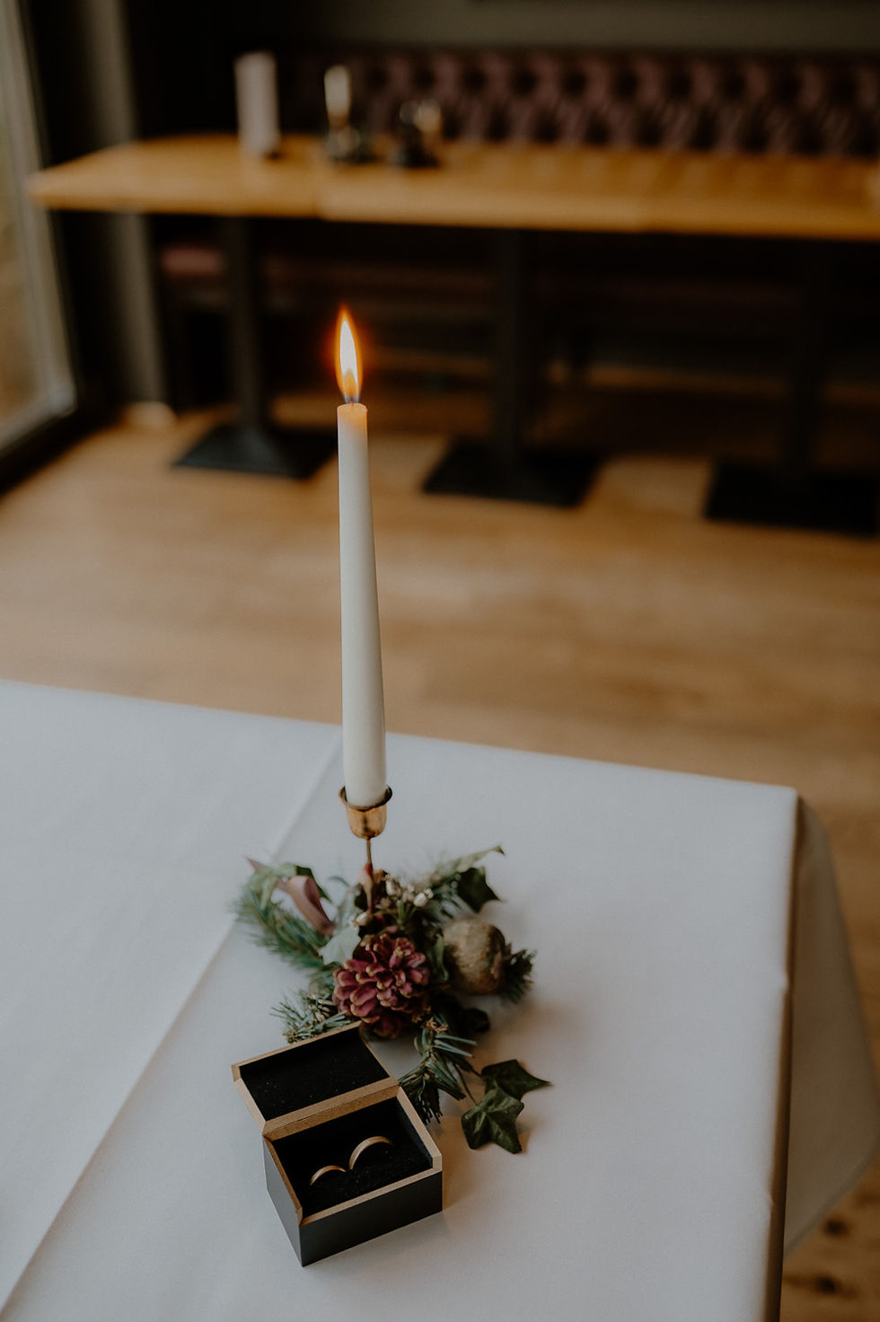 Pärchen steht an der Seebrücke in Sellin und küsst sich leidenschaft. Fotograf begleitet Winterhochzeit auf Seebrücke Sellin.