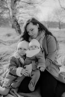 In Barth zeigt dieses Mama-Kind Fotoshooting die Freude am gemeinsamen Wintertag.