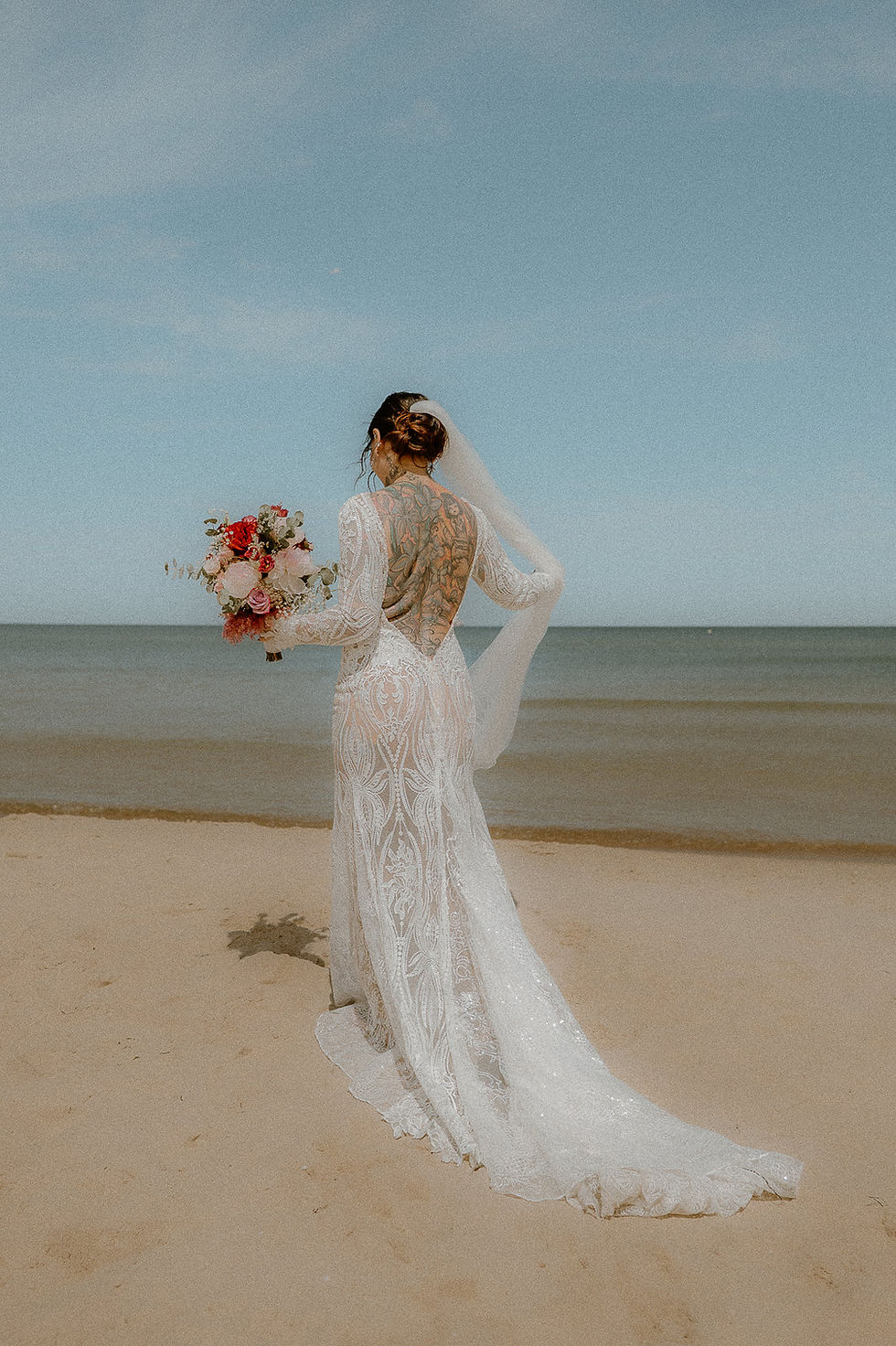 Brautportraits am Strand in Ahlbeck. Braut posiert im wunderschönen Kleid an der Ostsee. Monique begleitet sie als Hochzeitsfotografin.