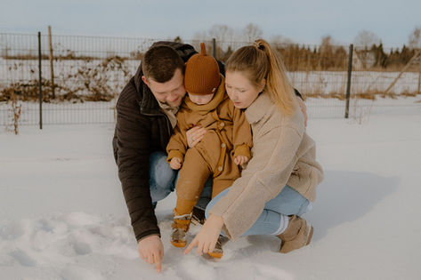 Natürliche Familienfotos im Winter in Marlow. Eine Familie hat Spaß bei einem winterlichen Fotoshooting in der Natur. Ich bin eure liebevolle Familienfotografin in Marlow.