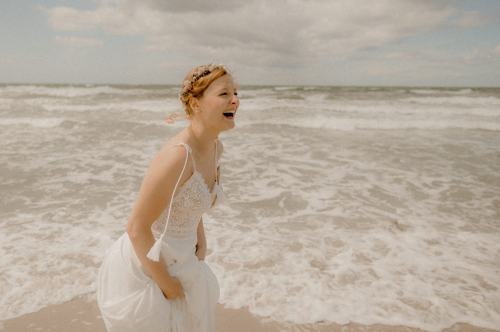 Hochzeitsreportage Hiddensee - freie Trauung Ostsee - Hochzeitsbilder auf Rügen - Fotograf Hiddensee Hochzeiten - Hochzeit zu Zweit Ostsee - Rügen - Binz - Heiraten am Meer - After Wedding Shooting Hiddensee - Hochzeitsfotos Asta Nielsen Haus in Vitte