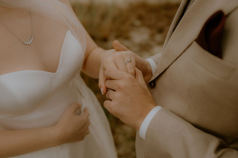 Gefühlvolles After Wedding Fotoshooting auf Fischland Darß. Detailfoto beim Paarshooting in Zingst.