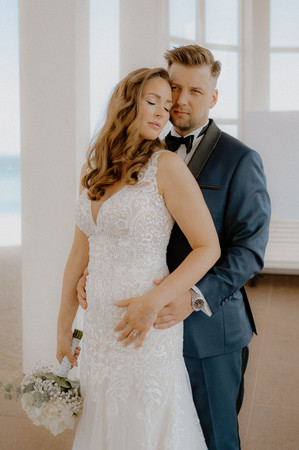 Paarfotos voller Gefühl. Braut umarmt seine Frau von Hinten. Hochzeitsfotograf Mecklenburgische Seenplatte. Gefühlvolle Hochzeitsfotografie in MV