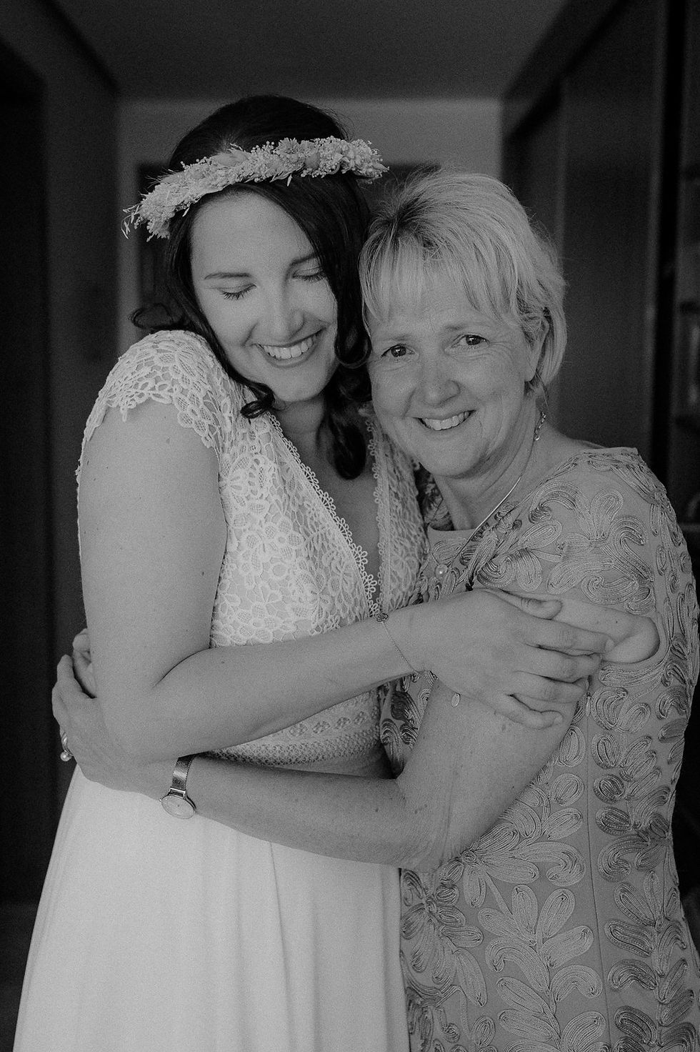 Mutter und Tochter am Hochzeitstag im The Grand Hotel Ahrenshoop. Als Hochzeitsfotografin auf Fischland Darß halte ich euren Tag gefühlvoll fest. Dabei begleite ich euch ab dem Getting Ready in Ahrenshoop, Zingst oder Dierhagen.