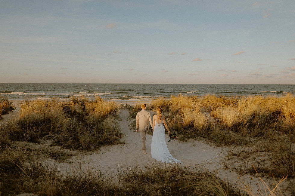 Paarshooting in den Dünen in Graal Müritz. Ich begleitet eure Hochzeit in Graal Müritz.