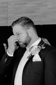 Hochzeit Fischland Darß: Bräutigam wischt sich Tränen aus dem Auge. Moment kurz vor der Trauung. 