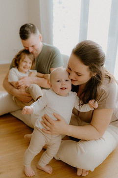 Familienfotos in Stralsund : Eltern spielen ausgelassen mit ihren Kindern 
