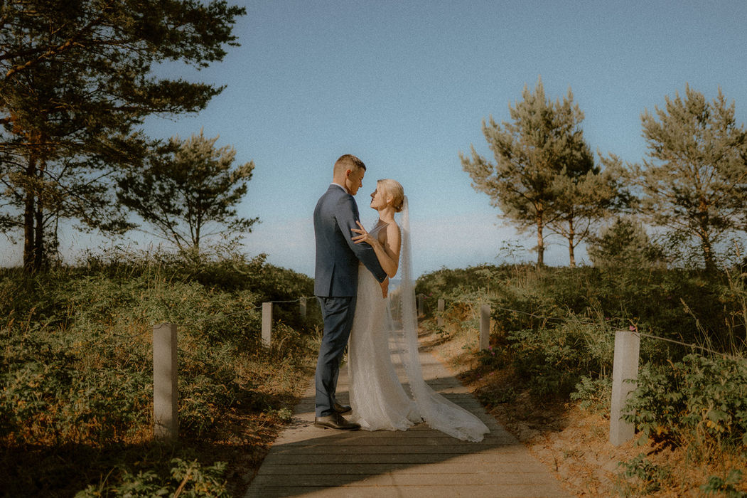 Hochzeitsfotograf begleitet Trauung im Ostseebad Binz - Brautpaar steht ganz romantisch am Meer