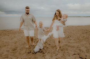 Lebendiges Familienshooting am Strand auf Usedom. Familienfotograf für natürliche Fotoshootings in Ahlbeck, Heringsdorf, Zinnowitz...