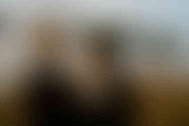 Mystische Stimmung bei einem Brautpaarshooting mit Rauchbomben. Fotoshooting auf Usedom mit schwarz gekleideten Pärchen.