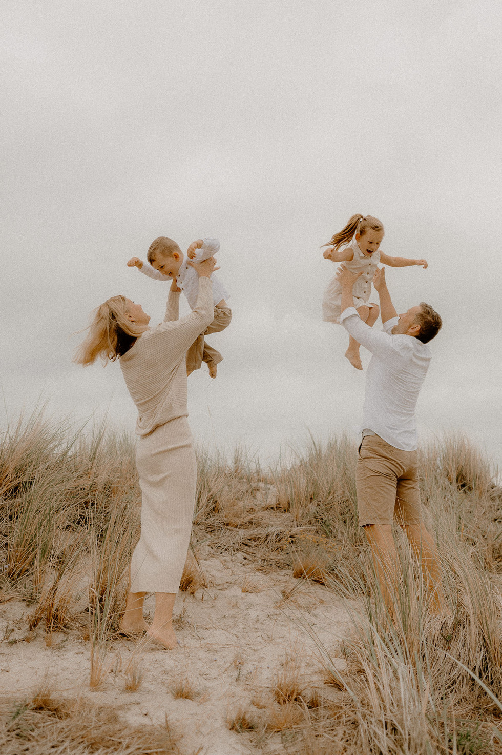 Familienfotos - Graal Mueritz – Famlienshooting – Fischlanddarß - Familienfotos Warnemünde- Familienfotografie Sanitz – Fotoshooting Dierhagen – Strandfotos Prerow – Kinderfotografie Darß – Familienshooting Zingst – Fotograf Markgrafenheide – Familienbilder Ostsee – Fotos mit Familie – Ostseeurlaub Ahrenshoop