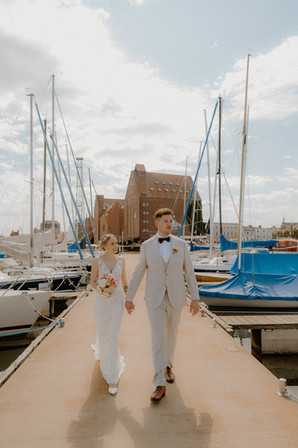 Hochzeitsfotograf Stralsund / Brautpaar genießt Zweisamtkeit am Hafen in Stralsund