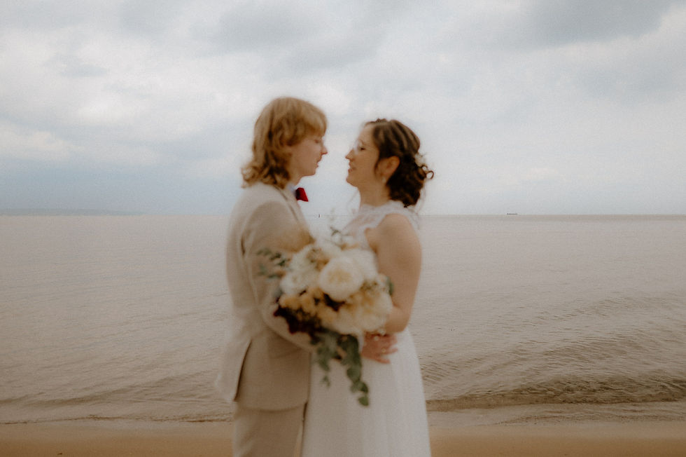 Pärchen steht an der Ostsee in Heiligendamm. Schauen sich verliebt in die Augen.