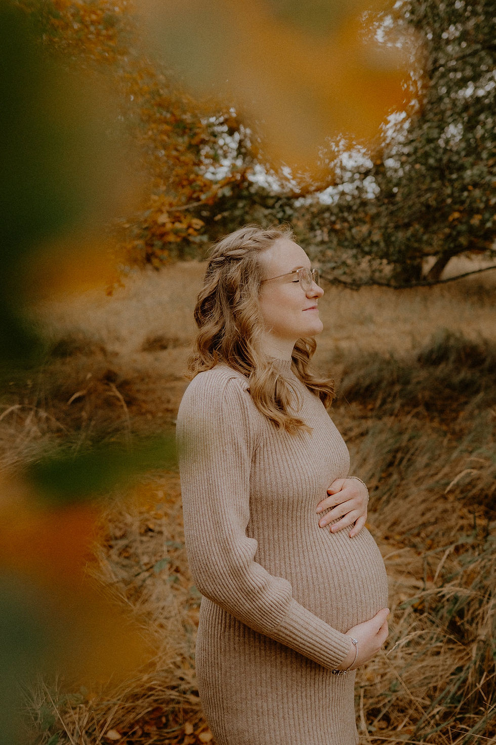 Natürliche Schwangerschaftsfotos im Wald bei Born am Darß. Monique ist Fotografin für Schwangere auf Fischland Darß.