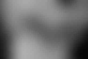 Tätowierter Ehering. Maritime Details während einer Hochzeit. Hochzeitsfoto in Zinnowitz im Tattostudio.