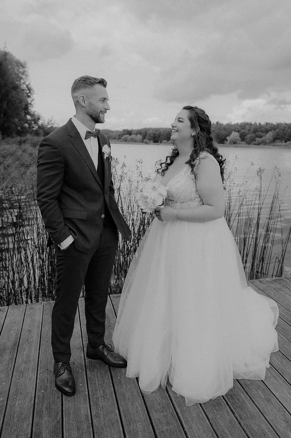 Hochzeitsfotograf Güstrow. Pärchen lacht sich verliebt beim Inselsee in Güstrow an. Hochwertige Hochzeitsreportage in MV. 