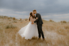 Paarshooting in den Dünen bei Kühlungsborn - Brautpaar küsst sich leidenschaftlich an der Ostsee. 