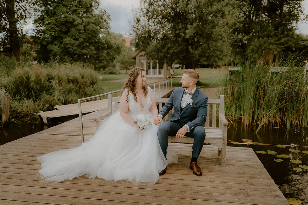 Hochzeitspaar sitzt verliebt am Neuklostersee - gefühlvolle Hochzeitsreportage in Nakenstorf - Hochzeitsfotograf nahe Wismar