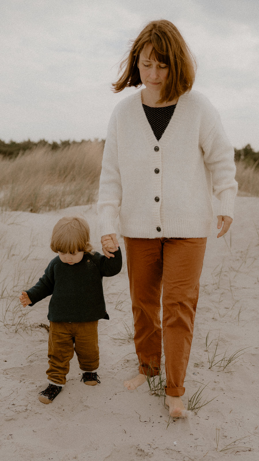 Familienfotograf in Prerow - liebevolles Familienshooting am Strand in Prerow – Fotograf für Familienfotos in Ahrenshoop – Fotoshooting mit Kinder in Wustrow – Familienfotos ganz natürlich bei Prerow – ungestellte Familienfotografie auf Fischland Darss – Fotoshooting als Familie in Zingst am Strand – gefühlvolles Naturshooting mit deiner Familie in Graal Müritz