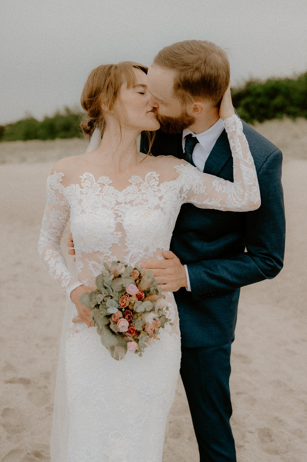 intime Trauung mit den Kindern im Standesamt Ahrenshoop – zu Zweit Heiraten im Kurhaus Zingst – Hochzeit an der Ostsee mit Meerblick – Hochzeitsfotograf für kleine Trauungen auf dem Darss – Paarshooting am Ostseestrand in Prerow – gefühlvolle Paarfotografie bei Nieselregen in Zingst