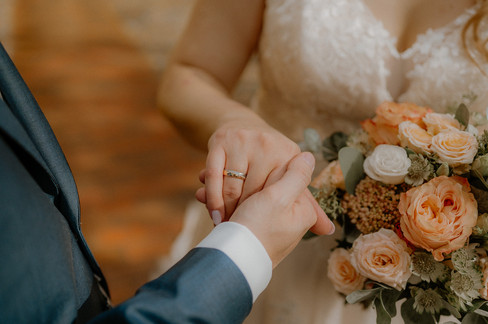 Details am Hochzeitstag : Nahaufnahme vom Ehering am Hochzeitstag